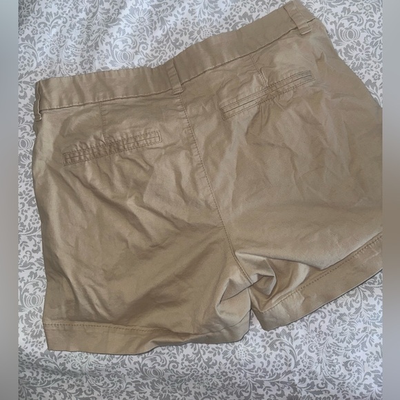 Old Navy mid rise everyday short - Picture 2 of 3